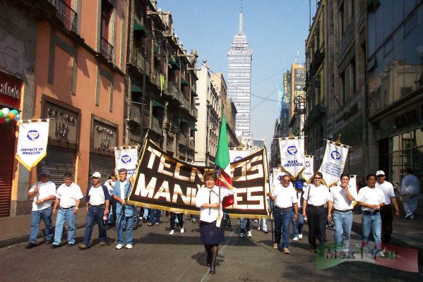 1 de mayo y Dia de La Santa Cruz/1st of May & Santa Cruz Day 01-18
A las 10 de la maï¿½ana comenzï¿½ el desfile del Primero de Mayo por las principales avenidas de nuestro centro histï¿½rico. 

At 10 o'clock began the 1st of May parade by the principal avenues of our Historical Center. 
Keywords: Primero de mayo  1st of May Mayo Trabajo Work Marcha Marches