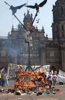 1 de mayo y Dia de La Santa Cruz/1st of May & Santa Cruz Day 10-18
Y como les pasa a todos los ' Judas ' terminan quemados para el deleite de la gente asistente. 

The end for the ' Judas ' is always the same: they are burned for the joy of the people. 
Keywords: Primero de mayo  1st of May Mayo Trabajo Work Marcha Marches