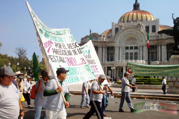 1 de mayo y Dia de La Santa Cruz/1st of May & Santa Cruz Day 11-18
Manifestantes del Primero de Mayo frente al Palacio de Bellas Artes. 

Workers walking in front of the Fine Arts palace
Keywords: Primero de mayo  1st of May Mayo Trabajo Work Marcha Marches