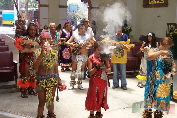 1 de mayo y Dia de La Santa Cruz/1st of May & Santa Cruz Day 12-18
Despuï¿½s Mex4you se trasladï¿½ a la Iglesia del Seï¿½or de los Milagros in Coyoacï¿½n para la celebraciï¿½n de la Santa Cruz. 

Mex4you attended to the ' Seï¿½or de los Milagros ' church in the Coyoacï¿½n delegation to the Santa Cruz celebration. 
Keywords: Dï¿½a de la Santa Cruz / Santa Cruz Day