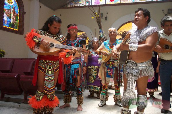 1 de mayo y Dia de La Santa Cruz/1st of May & Santa Cruz Day 13-18
La Corporaciï¿½n de Concheros de Mï¿½xico  entrï¿½ a la iglesia cantando alabanzas a Dios y orando. 

The  ' Concheros '  of Mexico Corporation entered the church singing praises to God and praying.


Keywords: Dï¿½a de la Santa Cruz / Santa Cruz Day