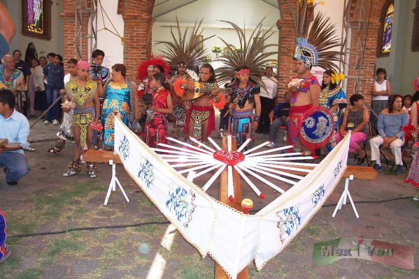 1 de mayo y Dia de La Santa Cruz/1st of May & Santa Cruz Day 15-18
Los Concheros se  colocaron en cï¿½rculo alrededor de las cruces.

The ' Concheros ' were placed in circle around the crosses. 
Keywords: Dï¿½a de la Santa Cruz / Santa Cruz Day