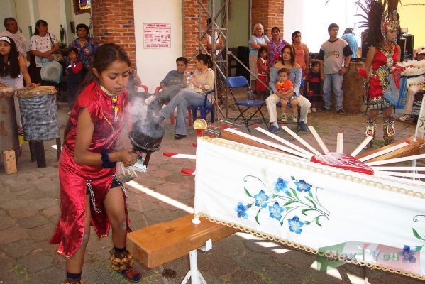 1 de mayo y Dia de La Santa Cruz/1st of May & Santa Cruz Day 16-18
Las Cruces fueron baï¿½adas  por el incienso. 

The Crosses were covered by the incense. 
Keywords: Dï¿½a de la Santa Cruz / Santa Cruz Day