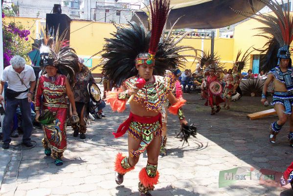 1 de mayo y Dia de La Santa Cruz/1st of May & Santa Cruz Day 17-18
Los ' Concheros' se dispusieron a danzar haciendo gala de agilidad, gracia y resistencia. 

The ' Concheros ' danced showing the agiliy, grace and resistence. 
Keywords: Dï¿½a de la Santa Cruz / Santa Cruz Day