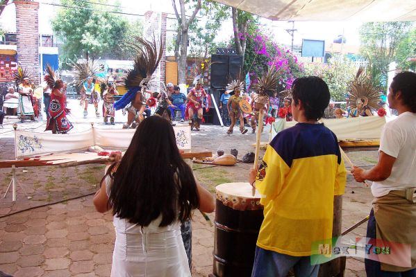 1 de mayo y Dia de La Santa Cruz/1st of May & Santa Cruz Day 18-18
Los tambores marcaban el ritmo para la danza, la cual por cierto se prolongÃ³ durante mucho tiempo y aunque los danzantes lucÃ­an cansados seguÃ­an bailando.  

The drums marked the rhythm  for the dance, which by the way extended during long time and although the dancers shone tired continued dancing.
Keywords: Dï¿½a de la Santa Cruz / Santa Cruz Day