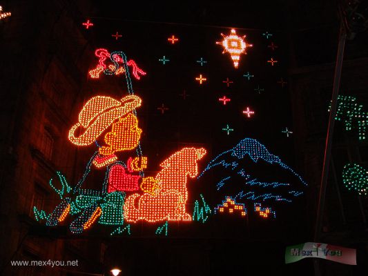 Decoraciones de Navidad/Christmas Decorations (2005) 03-07
En la noche podemos ver las hermosas luces alrededor del ZÃ³calo. 

At night we could see the beautiful lights around the ' ZÃ³calo ' 
Keywords: Decoraciones de Navidad/Christmas Decorations (2005)