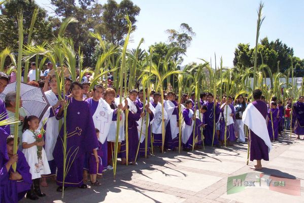 Domingo de Ramos/Palm Sunday 01-15 Iztapalapa 2005
Desde muy temprano empezaron los preparativos para la representaciÃ³n de la PasiÃ³n 2005. Esta foto fuÃ© tomada en la Explanada JardÃ­n Cuitlahuac.

From very early began the preparations for the representation of Passion 2005.  This photo was taken in the Esplanade Cuitlahuac Garden.
Keywords: Domingo de Ramos/ Palm Sunday Iztapalapa 2005 Semana  Santa