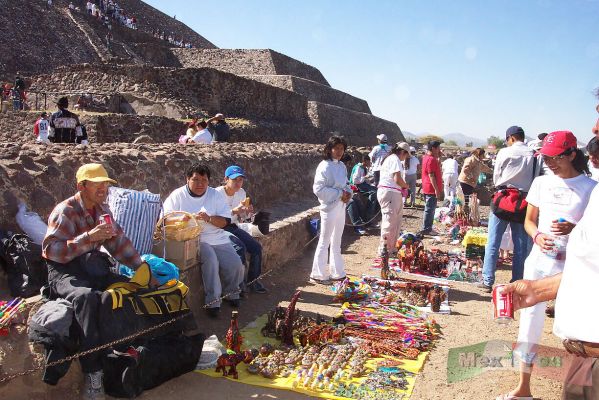 Primavera y Natalicio de Benito Juarez/Spring & Benito Juarez Birthday 05-14
En la base de la pirÃ¡mide se observaban diversos vendedores de artesanÃ­as .

In the base of the pyramid we could see diverse peddlers  of crafts .
Keywords: Primavera y Natalicio de Juarez Spring and Benito Juarez Birthday