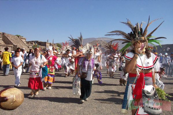 Primavera y Natalicio de Benito Juarez/Spring & Benito Juarez Birthday 06-14
En la Calzada de los Muertos pudimos observar  danzas prehispï¿½nicas. 

In the 'Avenue  of the Dead' we could observe Prehispanic dances.
Keywords: Primavera y Natalicio de Juarez Spring and Benito Juarez Birthday