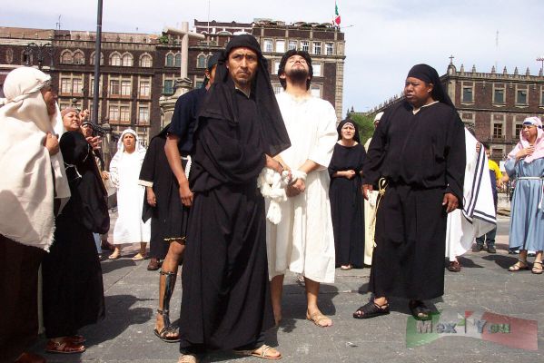 Viernes Santo/Holy Friday 01-15
Aproximadamente a las 10  de la maï¿½ana empezï¿½ la representaciï¿½n de la Pasiï¿½n en el Zï¿½calo.

About 10 o'clock  in the morning  began the representation of the Passion in the Zï¿½calo  .
Keywords: Viernes Santo Holy Friday Zocalo  Semana Santa