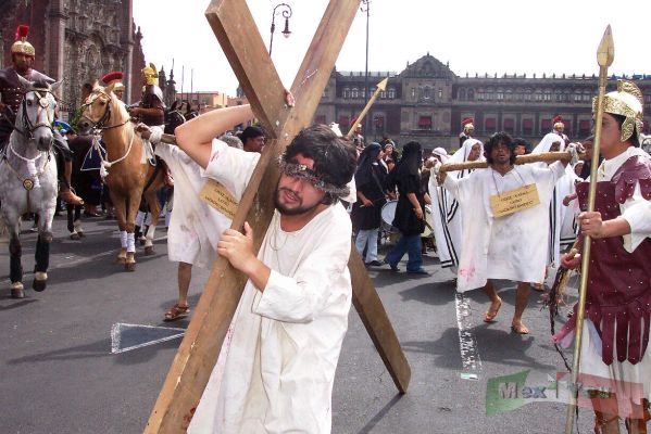 Viernes Santo/Holy Friday 08-15
El actor que representa a JesÃºs hace el recorrido alrededor del ZÃ³calo. 

The actor who represents Jesus makes the route around the ZÃ³calo.
Keywords: Viernes Santo Holy Friday Zocalo  Semana Santa