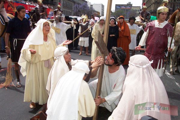 Viernes Santo/Holy Friday 11-15
Las mujeres del pueblo lloran por el cruel castigo a JesÃºs.

The women of the town cry by the cruel punishment to Jesus. 
Keywords: Viernes Santo Holy Friday Zocalo  Semana Santa