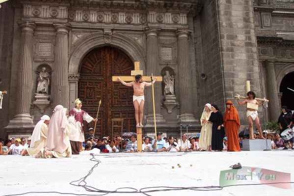 Viernes Santo/Holy Friday 12-15
De vuelta a la Catedral Metropolitana, se llevÃ³ a cabo la cruxificciÃ³n. 

From return to the Metropolitan Cathedral, was carried out the cruxificciÃ³n .
Keywords: Viernes Santo Holy Friday Zocalo  Semana Santa