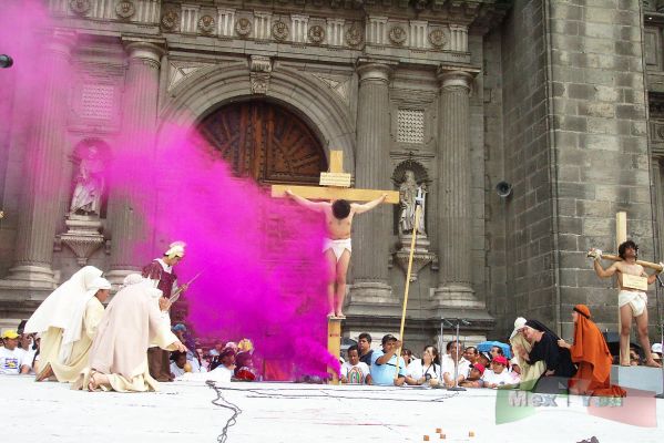 Viernes Santo/Holy Friday 13-15
A la muerte de JesÃºs, la tierra tiembla. 

To the death of Jesus, the Earth shakes.
Keywords: Viernes Santo Holy Friday Zocalo  Semana Santa