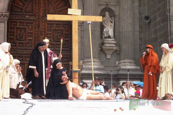 Viernes Santo/Holy Friday 14-15
JesÃºs es bajado de la cruz y recogido en los brazos de su madre.

Jesus is lowered from the cross  and gathered in the arms of his mother.
Keywords: Viernes Santo Holy Friday Zocalo  Semana Santa