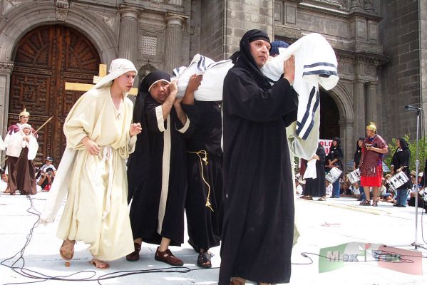 Viernes Santo/Holy Friday 15-15
JesÃºs es llevado a su sepulcro. 

Jesus is taken to his tomb.
Keywords: Viernes Santo Holy Friday Zocalo  Semana Santa