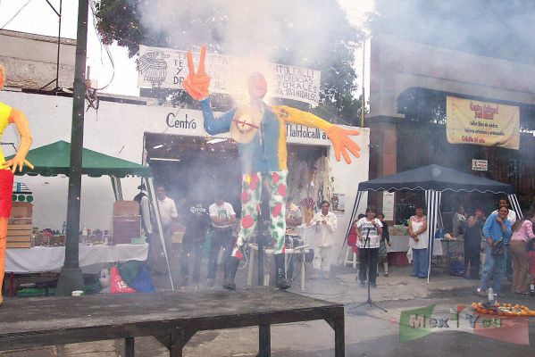 Quema de Judas/Burn The Judas 05-10 La Alameda 2005
Ante el veredicto se procediÃ³ a quemar a nuestros acusados. 

 The verdict was clear:  Burn the accused.
Keywords: Quema  Judas  Burn Judas Semana Santa