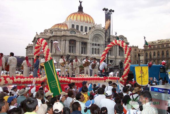 Quema de Judas/Burn The Judas 07-10 2005
Al mismo tiempo se llevï¿½ a cabo la ' Marcha de la Gloria ' donde asociaciones cristianas llevaron a cabo una marcha desde el Angel de la Independencia hasta el Zï¿½calo. 

At the same time was carried out the ' March of the Glory  '  where Christian associations carried out a march from the Angel of Independence to the ' Zï¿½calo' .
Keywords: Quema  Judas  Burn Judas Semana Santa