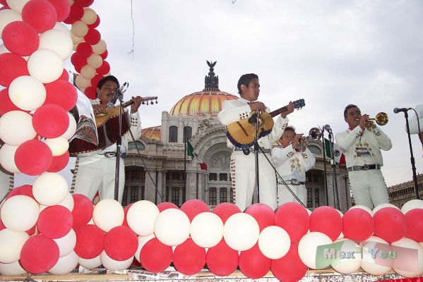 Quema de Judas/Burn The Judas 09-10
AquÃ­ podemos observar un mariachi cristiano cantando alabanzas a JesÃºs. 

Here we can observe a Christian Mariachi singing praises Jesus.
Keywords: Quema  Judas  Burn Judas Semana Santa