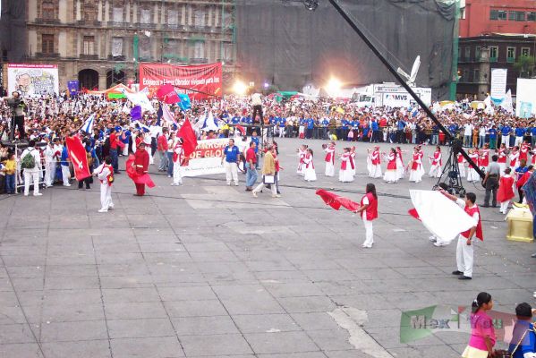 Quema de Judas/Burn The Judas 10-10 ZÃ³calo 2005
Ya en el Zï¿½calo la gente celebrarï¿½a hasta el Domingo a las 5 de la maï¿½ana. 

In the ' Zï¿½calo' the  people will  celebrate until the Sunday  at 5 o'clock  in the morning.
Keywords: Quema  Judas  Burn Judas Semana Santa