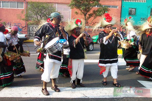 5 de Mayo /May 5th  2005 01-11
A partir de las 8:45 de la maï¿½ana empezaron a reunirse los protagonistas  de la conmemoraciï¿½n  de la Batalla de Puebla en el Barrio del  Peï¿½ï¿½n de los Baï¿½os . 

About  8:45 in the morning  began to meet the personages in the 'Peï¿½ï¿½n de los Baï¿½os' neighborhood   for the commemoration of  the Battle of Puebla. 
Keywords: 5 mayo 5th May peÃ±on baÃ±os batalla puebla  zacapoaxtlas