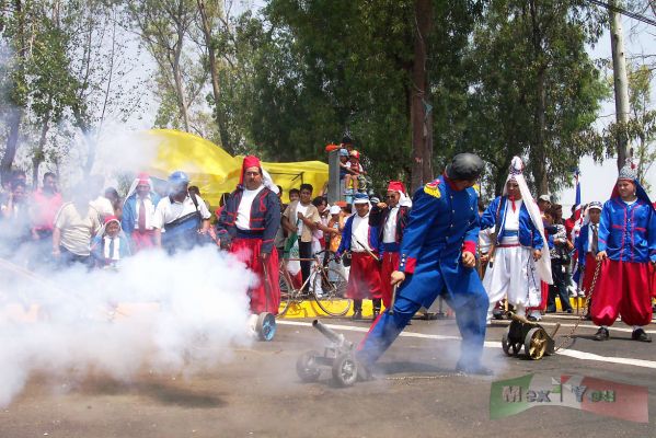 5 de Mayo /May 5th 2005 07-11
Despuï¿½s de haber recorrido las avenidas Oceanï¿½a y Rï¿½o Consulado asï¿½ como el camino cerca del Aeropuerto la gente se reuniï¿½ en las calles de Hidalgo y Chimalhuacï¿½n para llevar a cabo una ceremonï¿½a.

After the People  crossed the 'Oceanï¿½a' and ' Rï¿½o Consulado'  avenues as well as the way near the Airport the people met in the  of Hidalgo and Chimalhuacï¿½n streets to carry out a ceremony. 
Keywords: 5 mayo 5th May peÃ±on baÃ±os batalla puebla  zacapoaxtlas