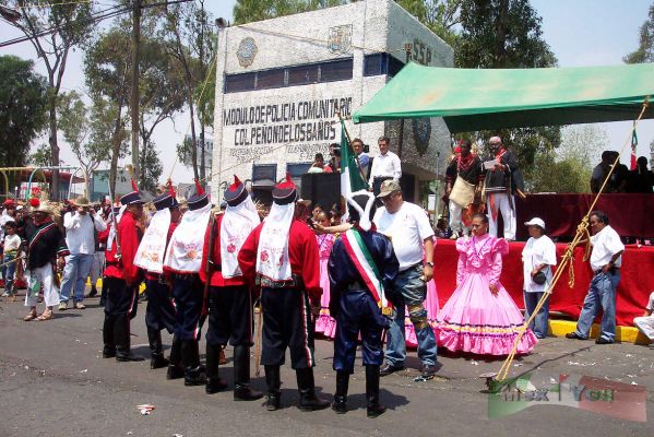 5 de Mayo /May 5th 2005 09-11
Se hicieron algunos juramentos de protesta entre los participantes, para seguir llevando esta celebraciÃ³n los aï¿½os siguientes y  algunos parientes de los fundadores de esta ceremonia dieron discursos para fomentar la tradiciÃ³n. 

The participants take swear , to continue taking to this celebration the following years and some relatives of the founders of this ceremony gave speeches to foment the tradition.
Keywords: 5 mayo 5th May peÃ±on baÃ±os batalla puebla  zacapoaxtlas