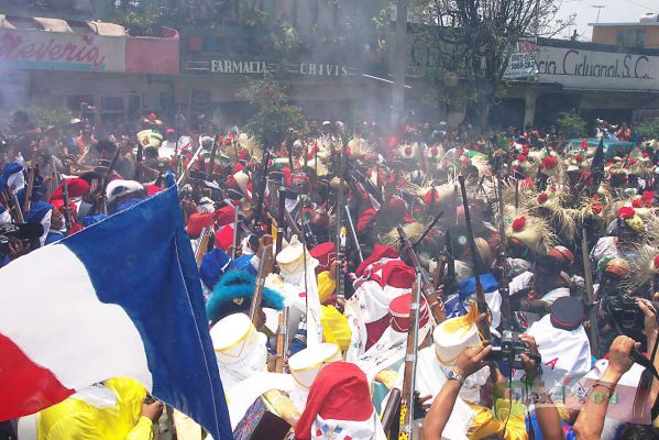 5 de Mayo /May 5th 2005 11-11
Para finalizar el evento los participantes se reunieron en las calles de Colones y Morelos para llevar a  cabo la representaciÃ³n de la batalla. Entre caï¿½ones  y disparos de rifles  los participantes hicieron las delicias de la gente asistente. 

To finalize the event the participants met in the  Colones and Morelos streets to carry out the representation of the battle. The people could enjoy the event  among  cannons and gun firings.
Keywords: 5 mayo 5th May peÃ±on baÃ±os batalla puebla  zacapoaxtlas