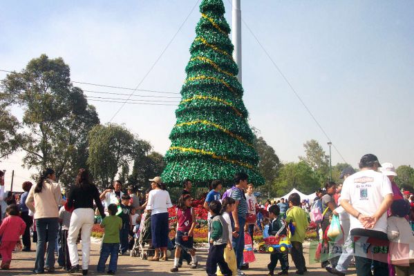 Dia de Reyes /Epiphany Day [4]-5
En varias delegaciones de nuestra ciudad también se llevaron a cabo eventos. En la delegación Azcapotzalco se dieron conciertos  y entrega de juguetes a los niños asistentes. 

In all the delegations of our city were carried out events such as:  concerts and  the children recieved toys . 
Keywords: Día de Reyes en la Ciudad de México