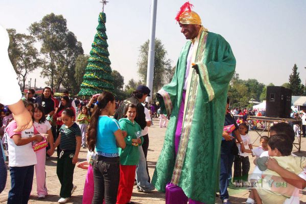 Dia de Reyes /Epiphany Day [5]-5
Aquí podemos ver a Baltazar en Zancos recibiendo la simpatía y agradecimiento de los niños en este bonito día. 

Here we could see  Baltazar in stilt receiving  the love and thanks from the children in this beautiful day. 
Keywords: Día de Reyes en la Ciudad de México