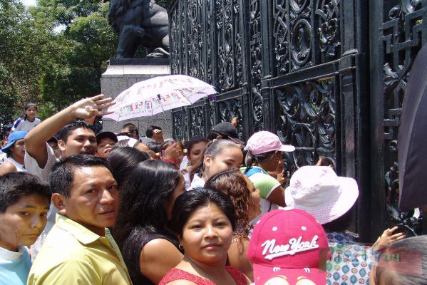 Chapultepec :Reapertura /Reopening 02-13
La gente se reunió desde muy temprano para asistir a este gran evento en la puerta principal del Bosque, el cual abrió hasta la 1:15 de la tarde. 

The people was in Chapultepec from very early in the morning in the main entrance, which opens until 1:15 pm. 
Keywords: Chapultepec/ Reabertura, Reopening