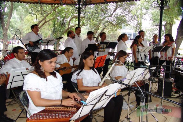 Chapultepec :Reapertura /Reopening 05-13
En los principales espacios del bosque se llevaban a cabo simultáneamente otros conciertos. 

Meanwhile were carried out simultaneously in the main places of Chapultepec .
Keywords: Chapultepec/ Reabertura, Reopening