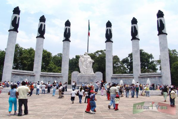 Chapultepec :Reapertura /Reopening 07-13
Muchos lugares fueron abiertos al público, los cuales generalmente están protegidos como es el caso del Monumento de los Niños Heroes. 

Many places which generally are closed were opening to the public, like the Heroe Children Monument. 
Keywords: Chapultepec/ Reabertura, Reopening