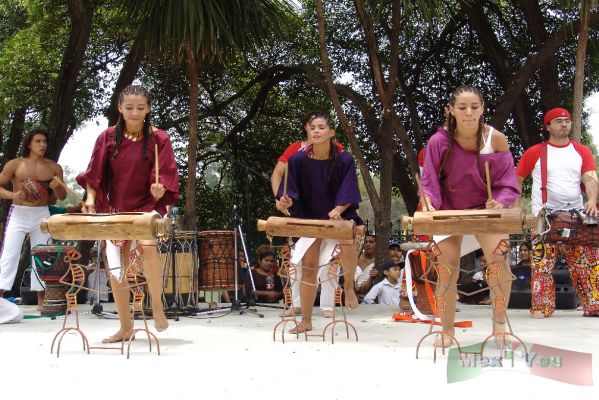 Chapultepec :Reapertura /Reopening 09-13
En la Casa del Lago se dió un espectáculo de percusiones. 

In the ' Casa del Lago' we could see a percusions spectacle. 
Keywords: Chapultepec/ Reabertura, Reopening