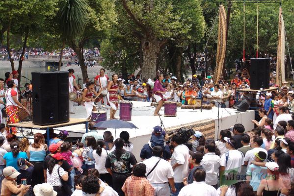 Chapultepec :Reapertura /Reopening 10-13
La gente disfrutaba del ritmo y de la habilidad atlética de los ejecutantes. 

The people enjoy the rhythm and the stunts of the performers. 
Keywords: Chapultepec/ Reabertura, Reopening