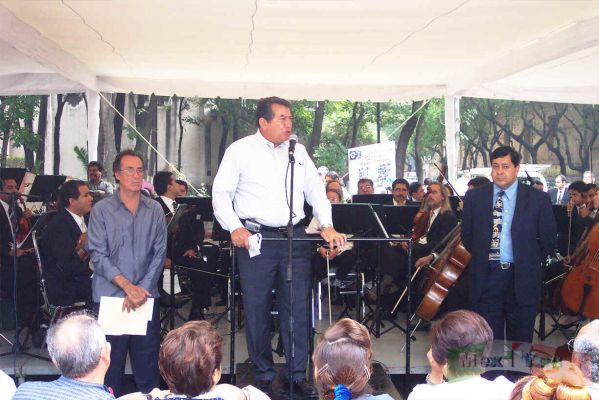 Marcha de la Orquesta de CoyoacÃ¡n
El Profesor Miguel Bortolini diÃ³ una explicaciÃ³n a la gente, que estaba sentada en sillas plegables y algunas en el pasto,  sobre la decisiÃ³n del Diputado Julio ?ila de suspender las obras en detrimento de la cultura de la DelegaciÃ³n CoyoacÃ¡n. 
Keywords: Marcha sinfonica  Coyoacan Orchestra Parade.