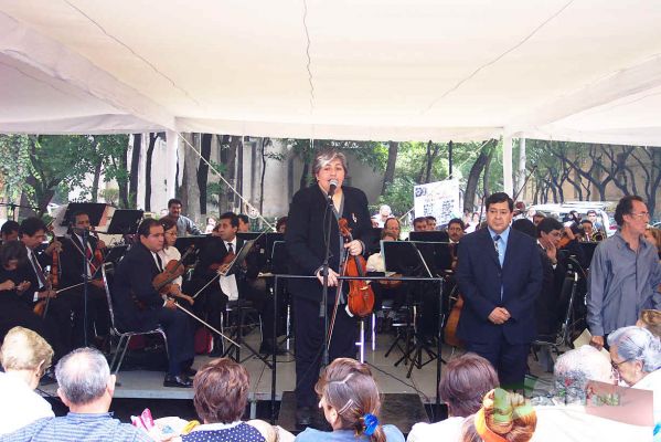 05-08
La Violinista Nadith Beckhard pidió la palabra para hablar sobre su agradecimiento a los maestros y sobre el proyecto de la 'Concha Acústica' de la cual ella tuvo una participación importante. 
Keywords: Marcha de la Sinfónica de Coyoacán/ Coyoacán Orchestra Parade.