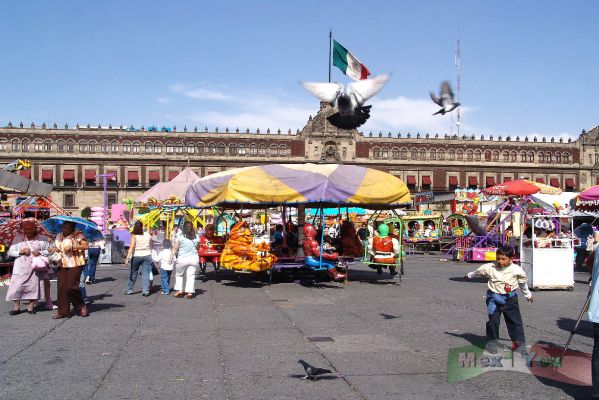 Dia del Padre/Father's Day 01-07
El fín de semana se llevó a cabo la Kermés en el Zócalo para recaudar fondos para nuestro cuerpo de bomberos. 

Last week was carried out a Kermes in the Zócalo to gather money for our fireman department.
Keywords: Kermés en el Zócalo.