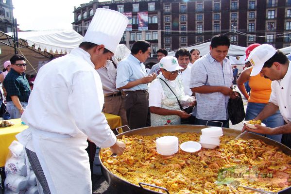 Dia del Padre/Father's Day 03-07
A aquellos que donaban dinero se les daba un boleto para cambiarlo por un rico plato de paella.

The people, who donate money won a ticket to change it for a delicious dish of Paella. 
Keywords: Kermés en el Zócalo.