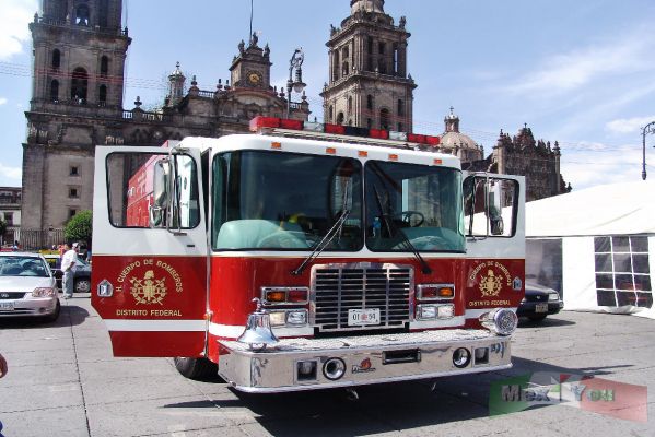 Dia del Padre/Father's Day 05-07
Aquí podemos ver uno de los carros de bomberos, los cuales eran la delicia de los niños y los papas asistentes. 

We could see the traditional firecars, which was the enjoy of the kids and parents. 
Keywords: Kermés en el Zócalo.