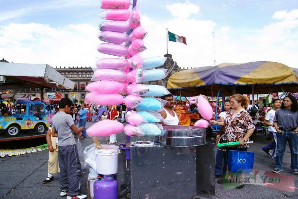 Dia del Padre/Father's Day 06-07
También para delicia de los niños estaban los vendedores de dulces tradicionales. 

The traditional Mexican candies were present in this event. 
Keywords: Kermés en el Zócalo.