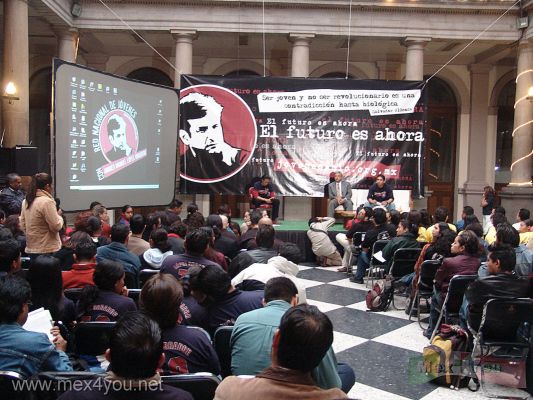 AMLO en el Club de Periodistas 03-07
Después de las demandas de la juventud AMLO agradeció su apoyo y prometió no olvidar su apoyo. 

After heard  requestings, AMLO give thanks and promise them do not forget their encourage. 
Keywords: AMLO en el Club de Periodistas