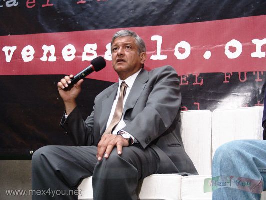 AMLO en el Club de Periodistas 04-07
AMLO respondía a cada pregunta prometiendo resolver asuntos relacionados con la ciencia, problemas sociales, etc. 

AMLO answered each question promising resolving the issues related with the science, social problems, etc. 
Keywords: AMLO en el Club de Periodistas