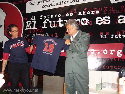 AMLO en el Club de Periodistas 06-07
Al terminar el evento le fué obsequiada una camiseta, la cual AMLO recibío con mucho gusto. 

At the ending of the event AMLO received a T-shirt  with very pleasure. 
Keywords: AMLO en el Club de Periodistas