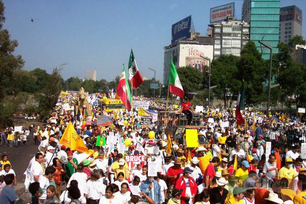 Marcha del Silencio/Silence March 02-10
Aproximadamente a las 10:30 empezó la marcha por el Paseo de la Reforma hacia el Zócalo.

About at  10:30 began the march by the 'Paseo de la Reforma'  to the ' Zócalo' .
Keywords: Marcha del Silencio / Silence March