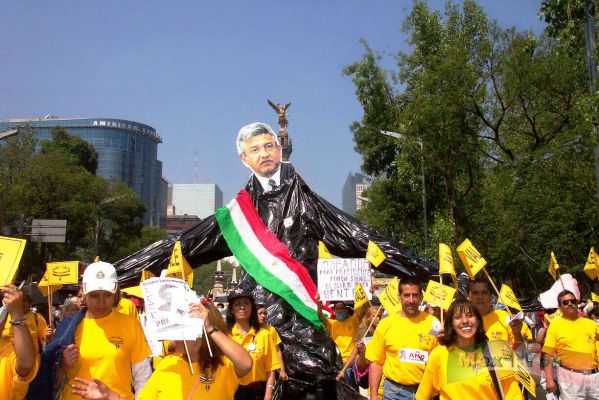 Marcha del Silencio/Silence March 03-10
Los manifestantes llevaban  pancartas e imágenes de Lopez Obrador.

The people carried to placards and images of Lopez Obrador.
Keywords: Marcha del Silencio / Silence March