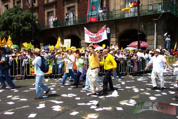 Marcha del Silencio/Silence March 05-10
Lopez Obrador arrivó al Zócalo junto con algunos personajes de su partido. 

Lopez Obrador arrived  to the ´Zócalo´  with some personages of its party.
Keywords: Marcha del Silencio / Silence March