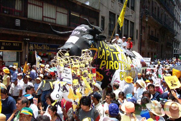 Marcha del Silencio/Silence March 10-10
Aquí vemos un gracioso y enorme Toro de papel elaborado por los artesanos de Tultepec. 

Here we could see a graceful and enormous Bull made  of paper elaborated by the craftsmen from Tultepec.
Keywords: Marcha del Silencio / Silence March