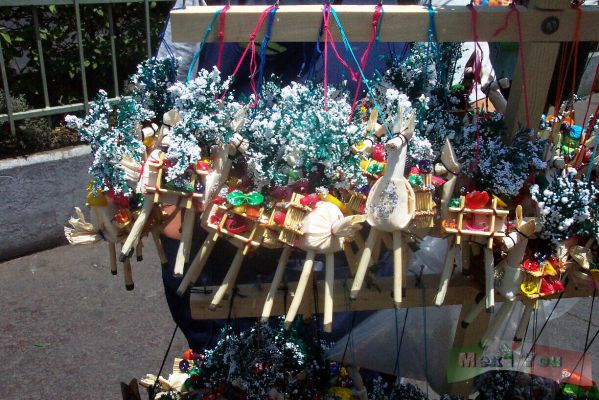 Dia de las Mulas/Corpus Christi 02-04
Pudimos ver a los tradicionales vendedores de mulitas, los cuales ofrecen  estas bellas artesanï¿½as a precios muy bajos. 

We could see the the 'Mulitas' peddlers, which offer these beautiful crafts a low costs. 
Keywords: Dia de las Mulas  Corpus Christi artesanias