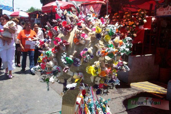 Dia de las Mulas/Corpus Christi 03-04
A lo largo de la Calzada de Guadalupe  ,pudimos observar también vendedores de trajes de 'inditos' para los niños que asistían a misa. 

Along the Guadalupe avenue,  we could see the 'inditos' costumes peddlers which sell the costumes  to desguise the kids which attend to the mass. 
Keywords: Día de las Mulas/ Corpus Christi.